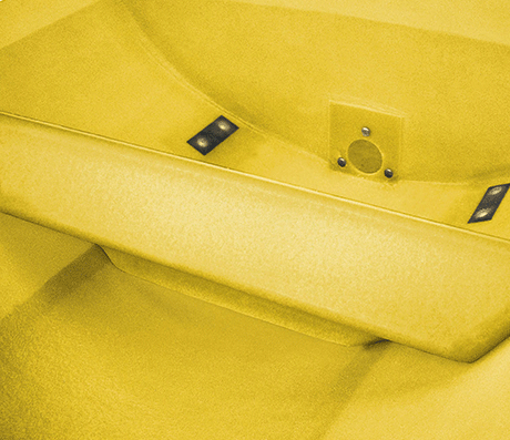 Schwallwand eines gelben GFK-Fasses