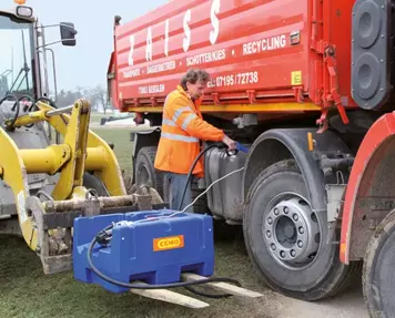 Mann betankt einen LKW mit einer mobilen AdBlue®-Tankstation von CEMO.