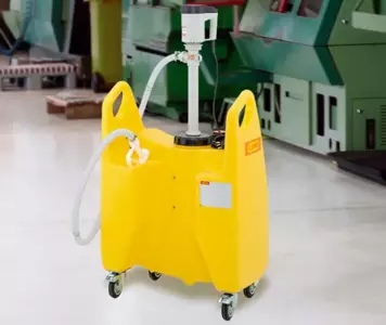 Transfer-Trolley für Chemikalien von CEMO steht in einer Fabrik
